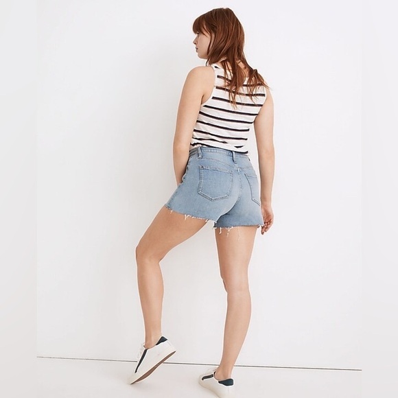 Madewell Curvy High-Rise Denim Shorts in Watt Wash: Summerweight Edition Size 23 - Picture 4 of 9
